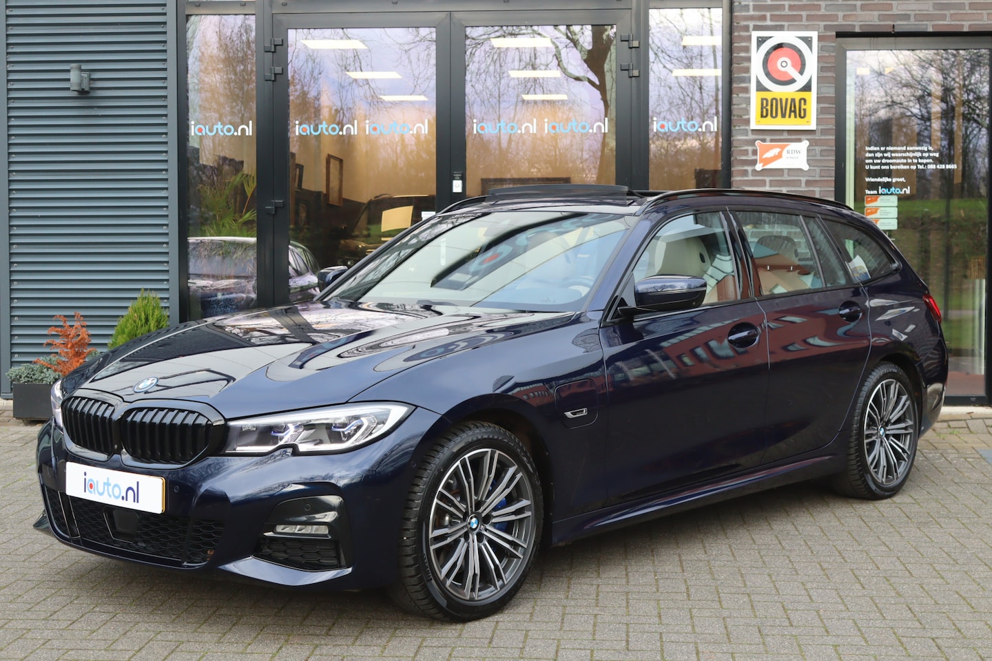 BMW 3-serie Touring - 330e M-Sport Shadow Line Pano/Laser LED/Leder/360/Keyless/Head-up/ACC/Dodehoek - AutoWereld.nl
