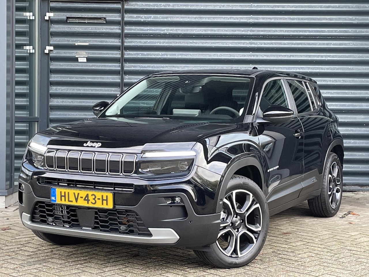 Jeep Avenger - 1.2 e-Hybrid Summit Navigatie / Stoelverwarming / Trekhaak - AutoWereld.nl