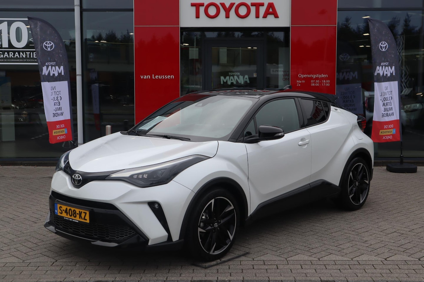 Toyota C-HR - 1.8 HYBRID GR-SPORT APPLE/ANDROID NAVI P-SENSOREN 19"LMV AFN-TREKHAAK KEYLESS 1e EIGENAAR - AutoWereld.nl