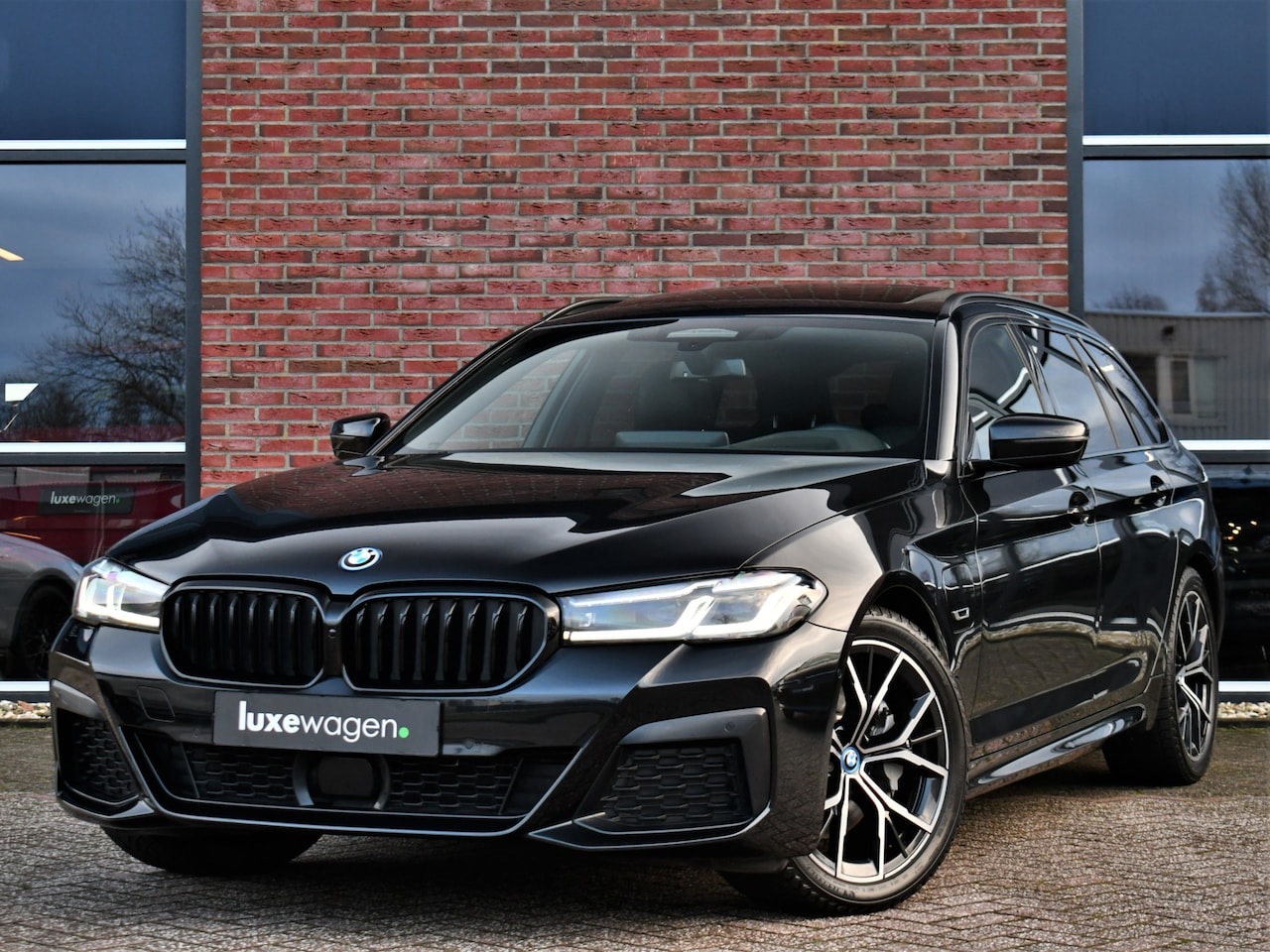 BMW 5-serie Touring - 530e xDrive M-Sport Pano ACC H/K HUD 19inch - AutoWereld.nl