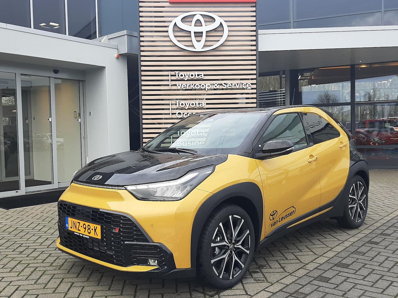 Toyota Aygo X - Hybrid 115 GR Sport NIEUW DIRECT LEVERBAAR JBL-AUDIO STOELVERW KEYLESS PARK-SENSOREN LM-VE - AutoWereld.nl