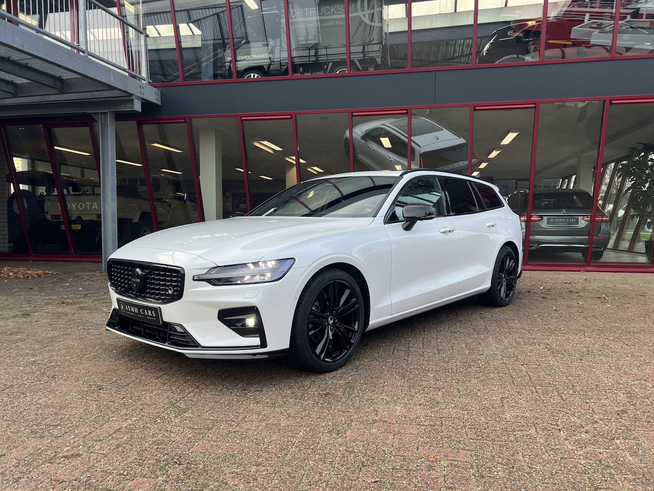 Volvo V60 - 2.0 B3 Plus Dark | Heico Styling-kit | Pano | H&K | Google Infotainment | Nappa Leder | - AutoWereld.nl