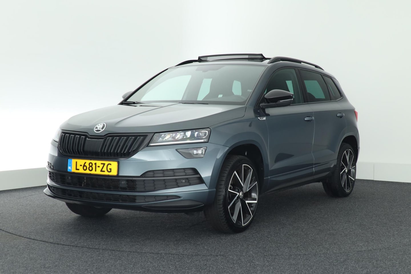 Skoda Karoq - 1.5 TSI 150pk DSG Sportline Business Panoramadak Trekhaak Stoelverwarming - AutoWereld.nl