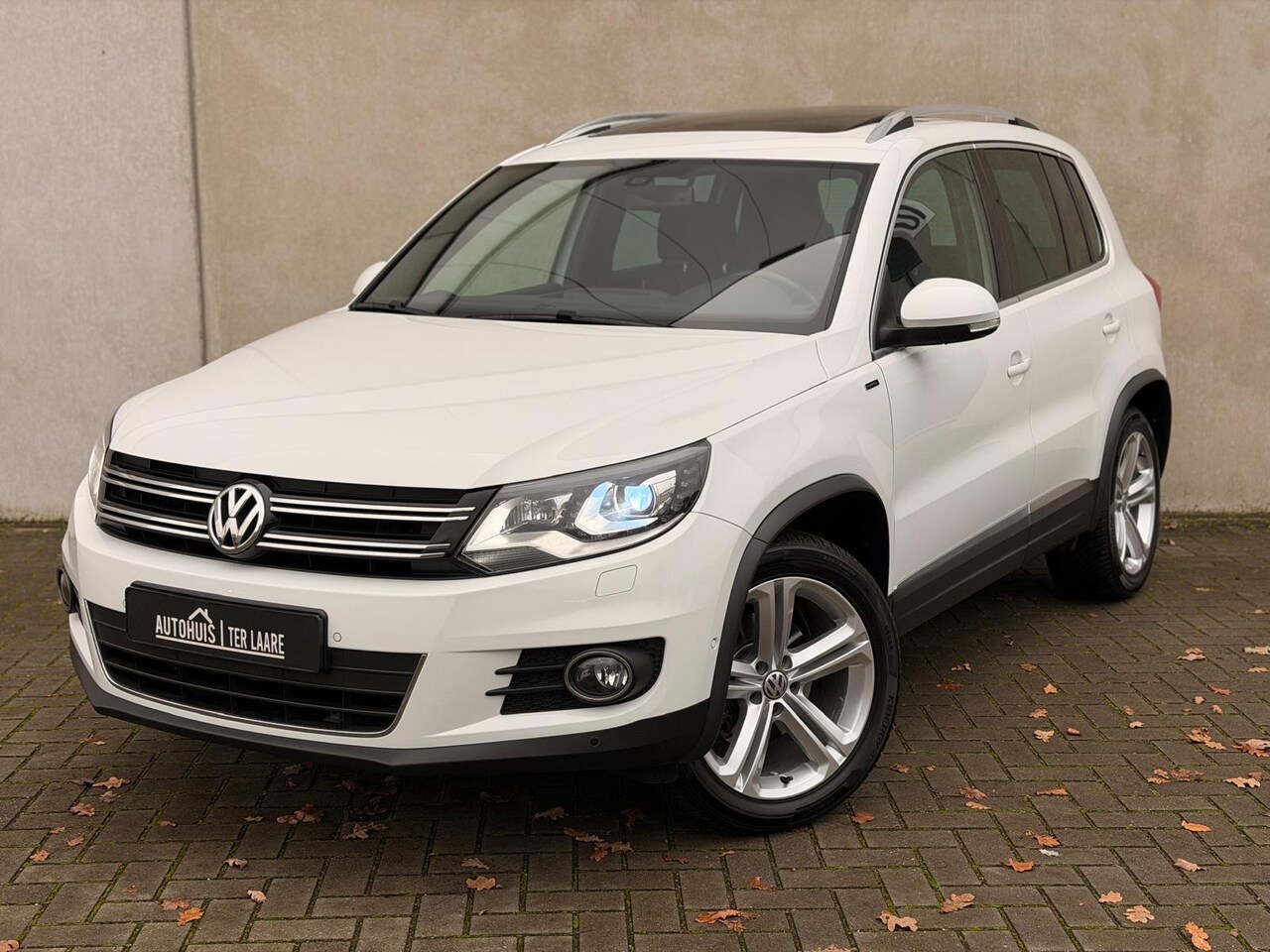 Volkswagen Tiguan - 1.4 TSI DSG Pano 18'' R-Line Camera Trekhaak - AutoWereld.nl