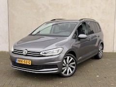 Volkswagen Touran - 1.4 TSI DSG Highline 18'' LED Trekhaak Standkachel Keyless