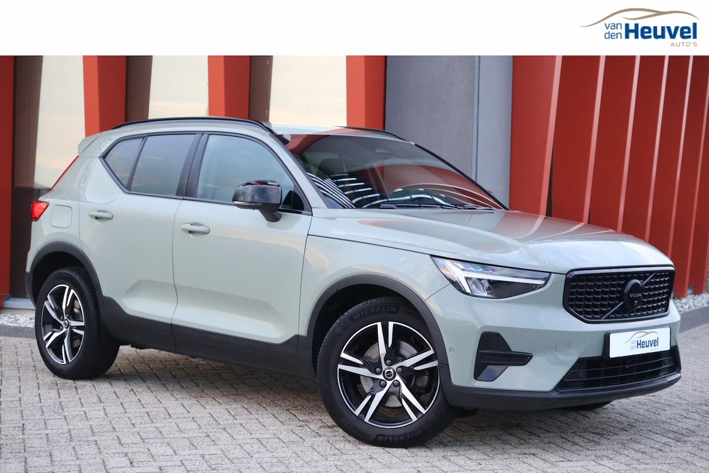Volvo XC40 - B3 Plus Dark | Stoelverwarming | 360° Camera | H/K | Memory Stoelen | Glossy Black - AutoWereld.nl