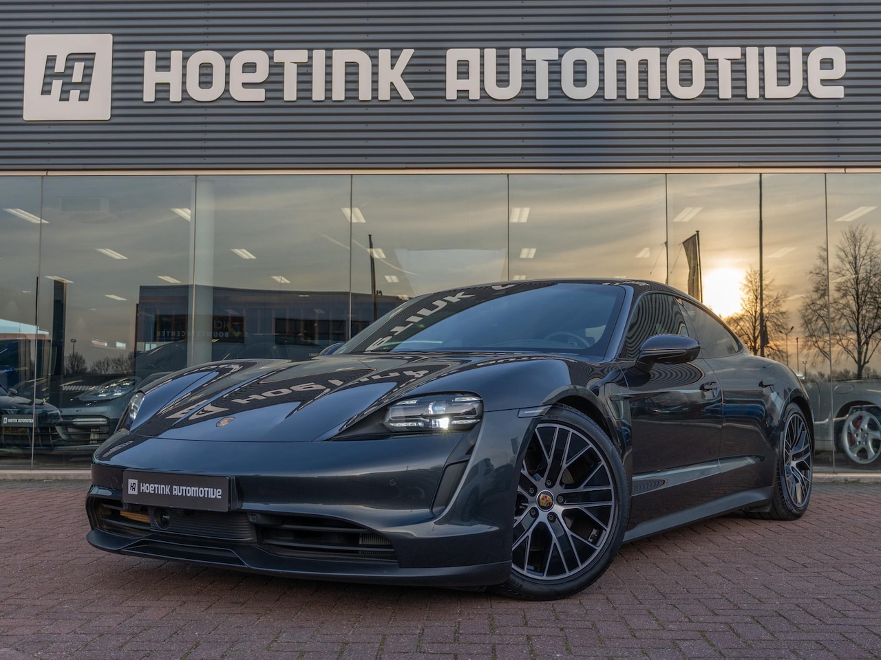 Porsche Taycan - Performance 84 kWh | PDLS+ | Sport-Chrono | Bijrijder display - AutoWereld.nl