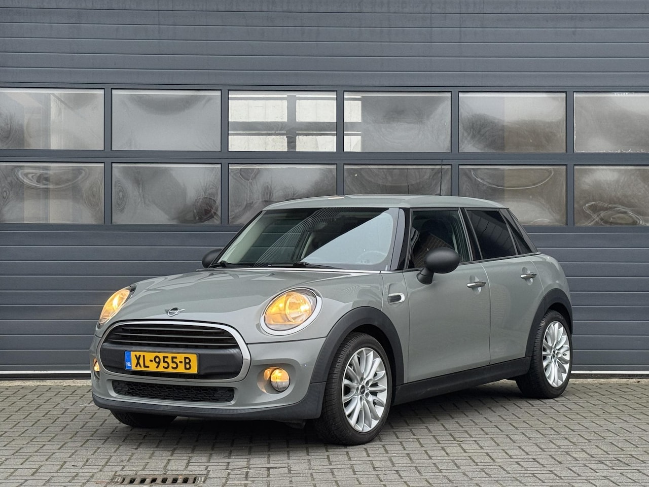 MINI Cooper - 1.5 ONE FIRST SALT I 5-DEURS I AIRCONDITIONING I NAVIGATIE I PARKEERSENSOREN - AutoWereld.nl