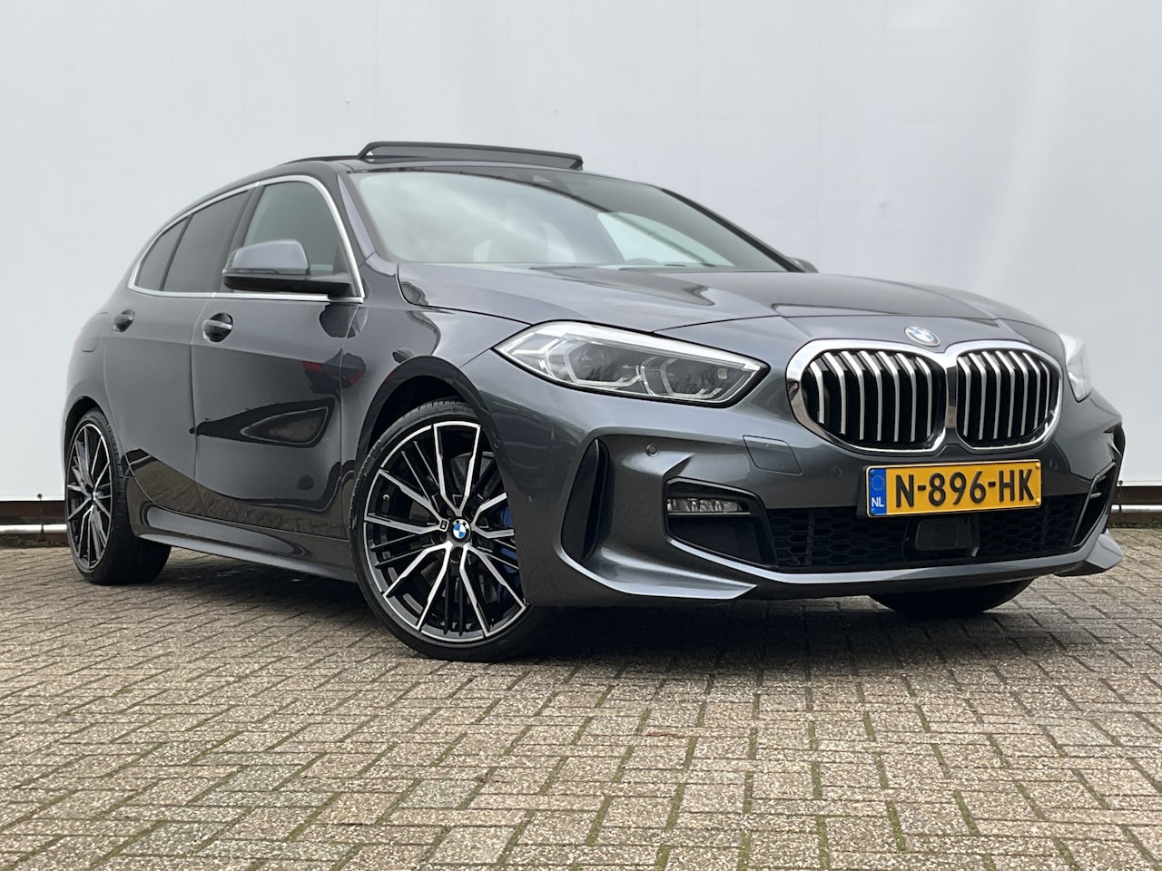 BMW 1-serie - 120i M-Sport Automaat Pano.dak Leer Stoel/Stuurverw HUD Carplay Stoelverw Led VOL! - AutoWereld.nl