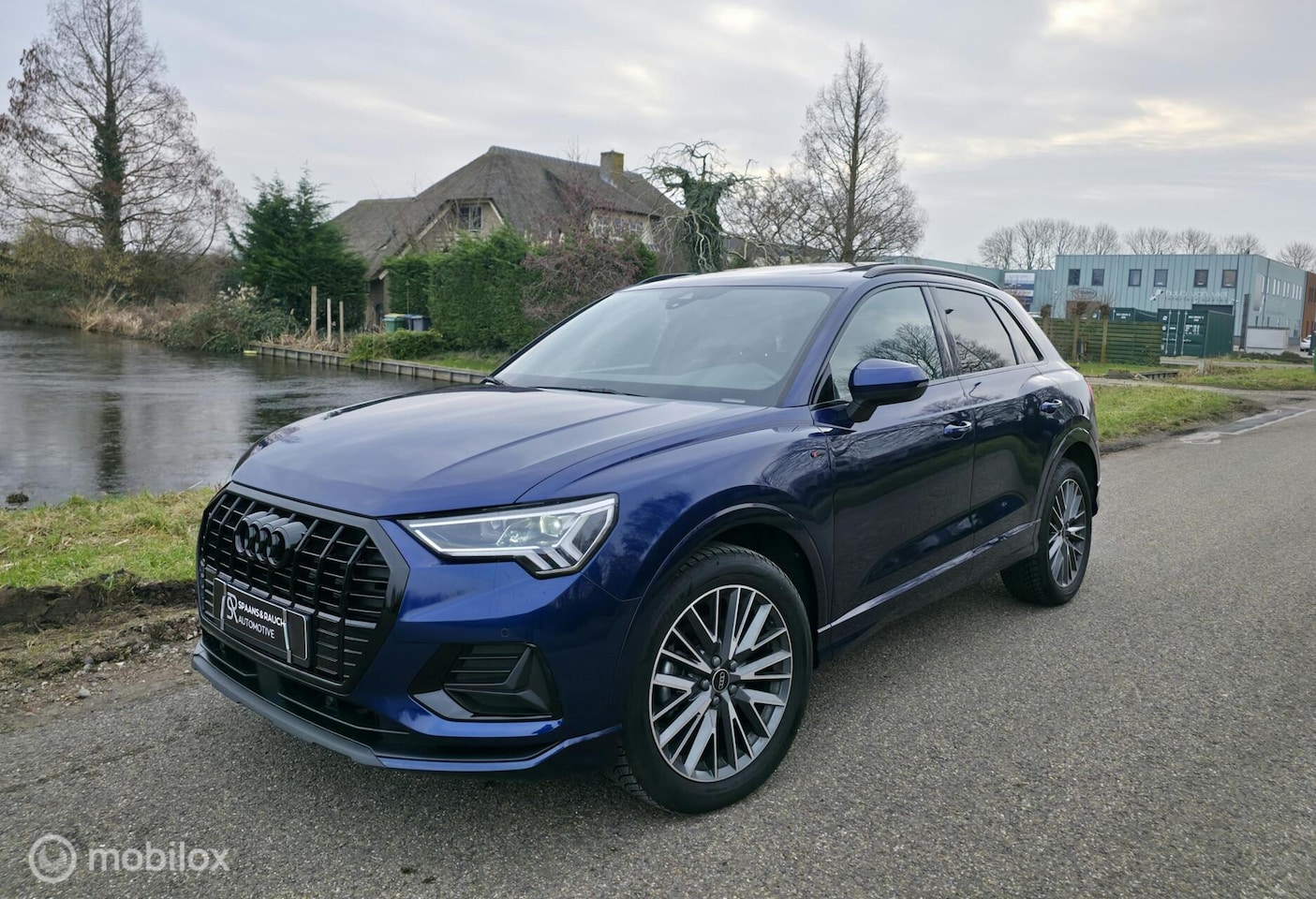 Audi Q3 - 35 TFSI S-Line / Pano / Carplay / El. Trekh. / Luxe - AutoWereld.nl