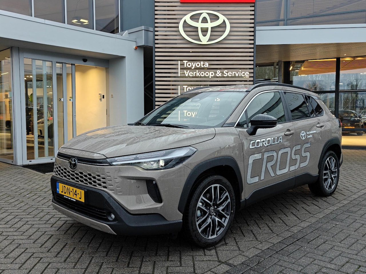 Toyota Corolla Cross - Hybrid 140 Dynamic FACELIFT BLIND-SPOT STOEL/STUURVERW DRAADLOOS-LADEN NAVI PARK-SENSOREN - AutoWereld.nl