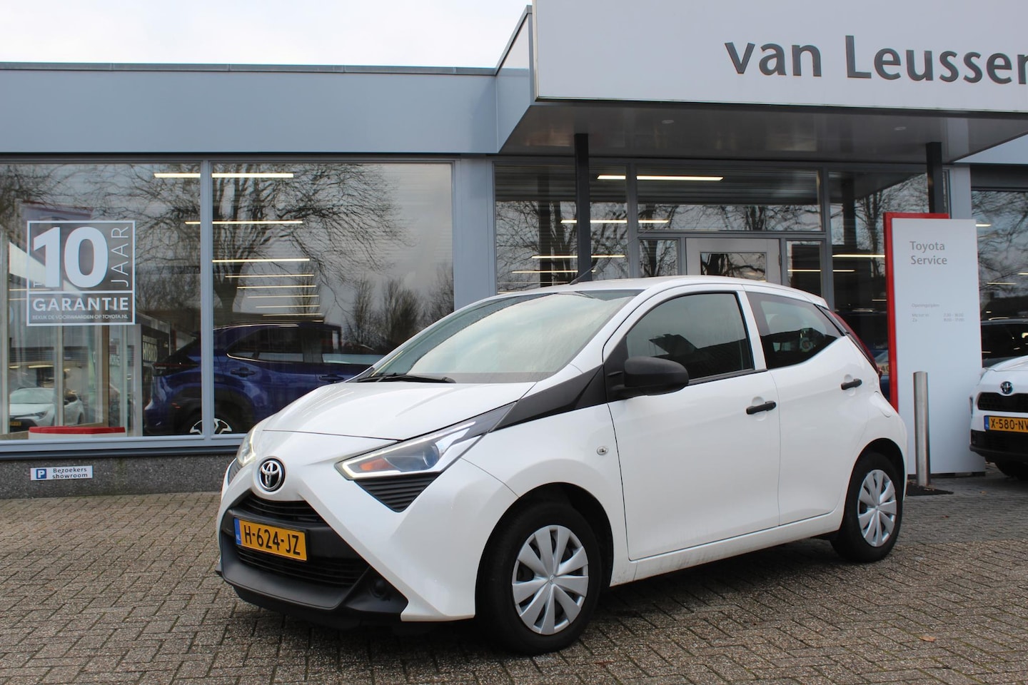 Toyota Aygo X - X-FUN 5-DEURS EL-RAMEN AIRCO USB BLUETOOTH RADIO CENTR. PORTIER VERGR. - AutoWereld.nl