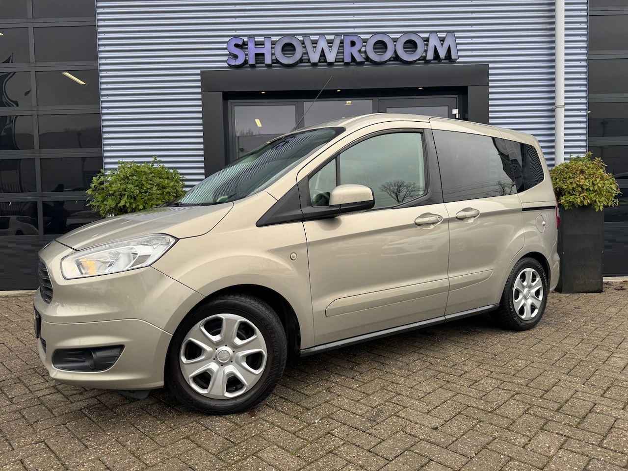 Ford Tourneo Courier - 1.0 Titanium Cruise|Stoelverwarming|Elektrische ramen en Spiegels - AutoWereld.nl
