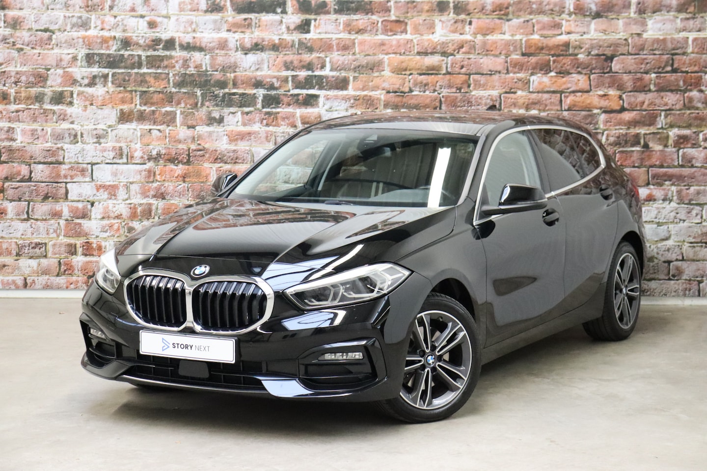 BMW 1-serie - 118i Executive Sport Line Automaat / Live Cockpit Plus / 17 Inch / DAB / Lichtpakket / Blu - AutoWereld.nl