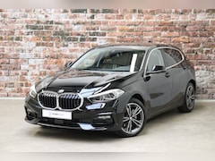BMW 1-serie - 118i Executive Sport Line Automaat / Live Cockpit Plus / 17 Inch / DAB / Lichtpakket / Blu