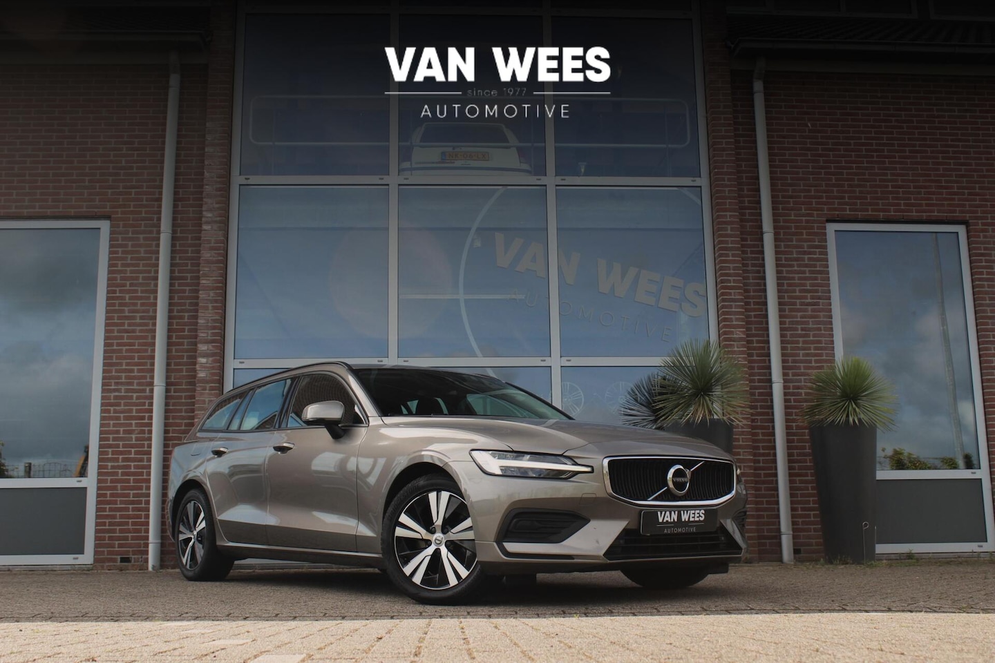 Volvo V60 - 2.0 B3 Momentum Advantage | 1e eigenaar | BTW auto | Origineel NL | LED | Camera | 17 inch - AutoWereld.nl