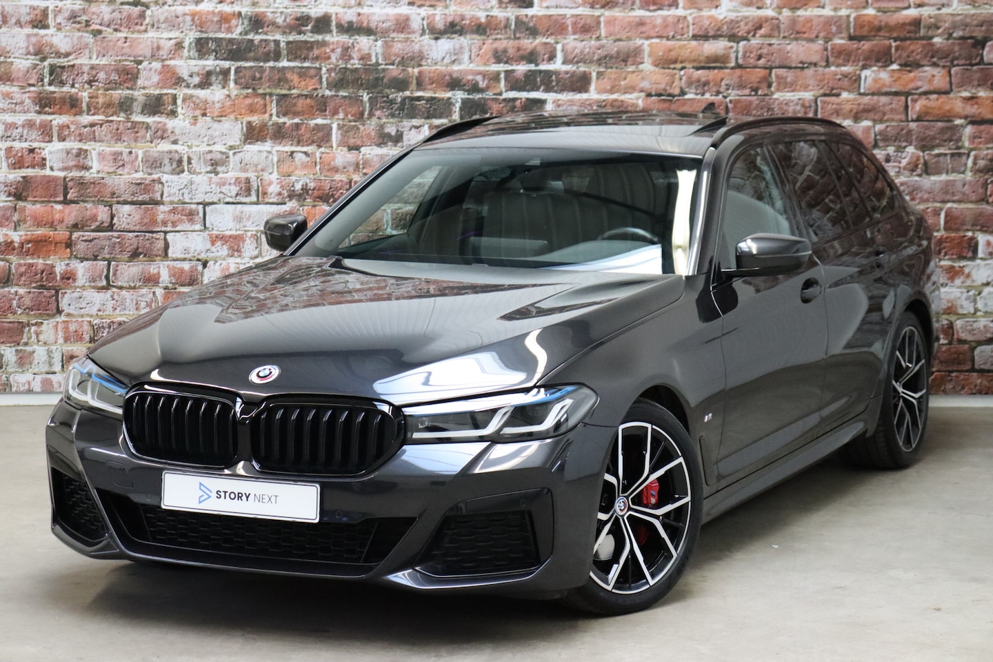 BMW 5-serie Touring - 520i High Executive M Sport Pakket Automaat / Trekhaak / Panoramadak / Stoelverwarming / N - AutoWereld.nl