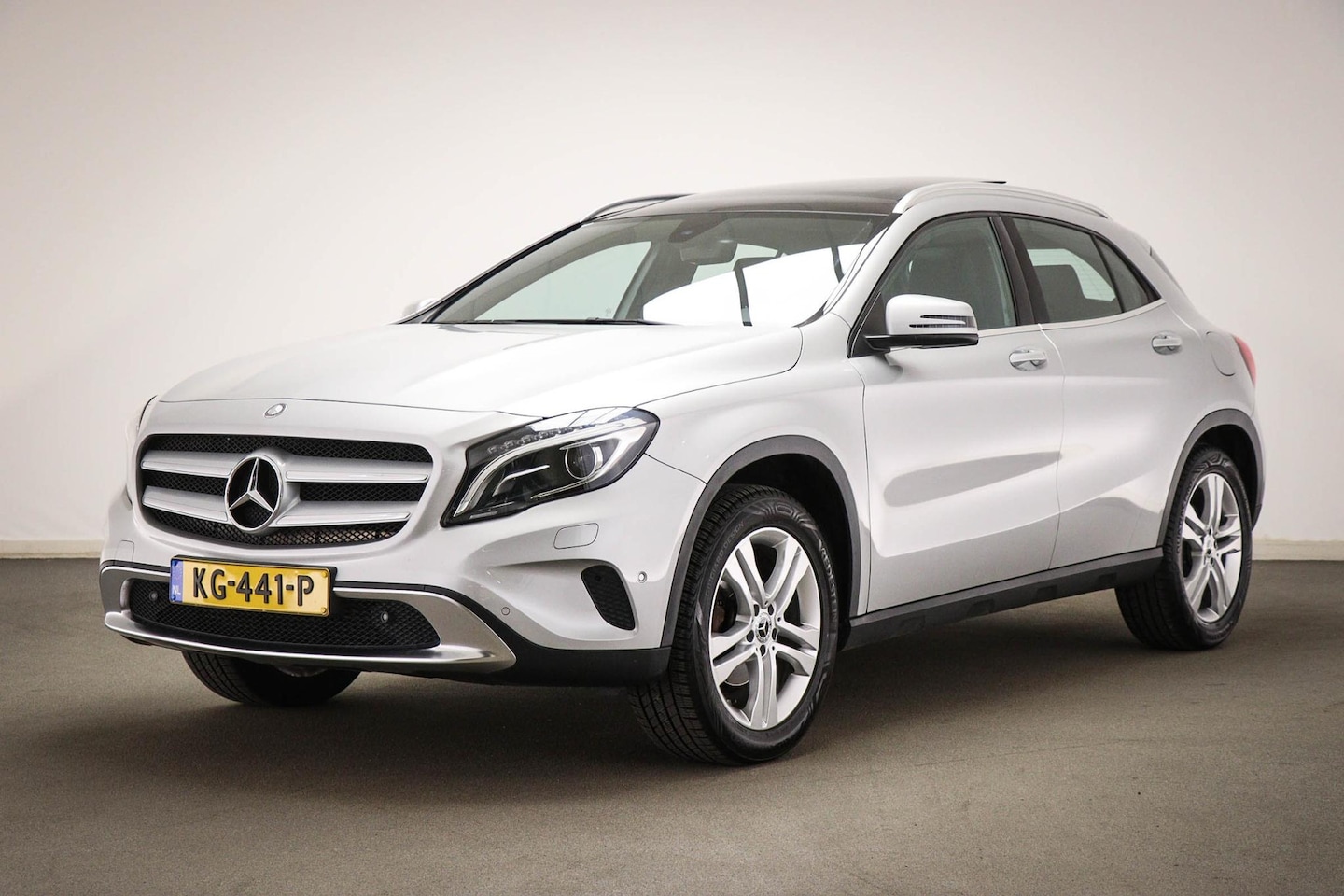 Mercedes-Benz GLA-Klasse - 180 Ambition | URBAN PACK | PANORAMADAK | STOELVERWARMING | TREKHAAK | 18" - AutoWereld.nl