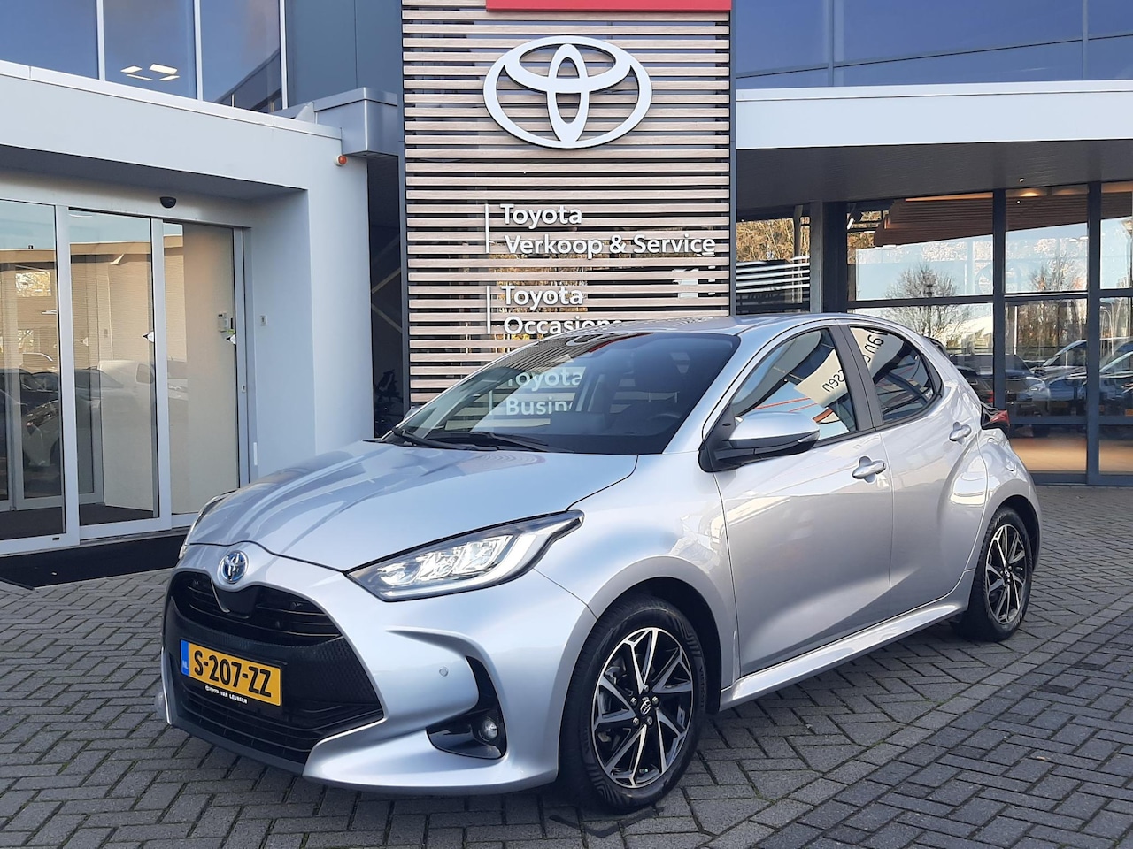 Toyota Yaris - 1.5 Hybrid Business BLIND SPOT KEYLESS STOELVERW PARK-SENSOREN APPLE/ANDROID PRIVACY GLASS - AutoWereld.nl