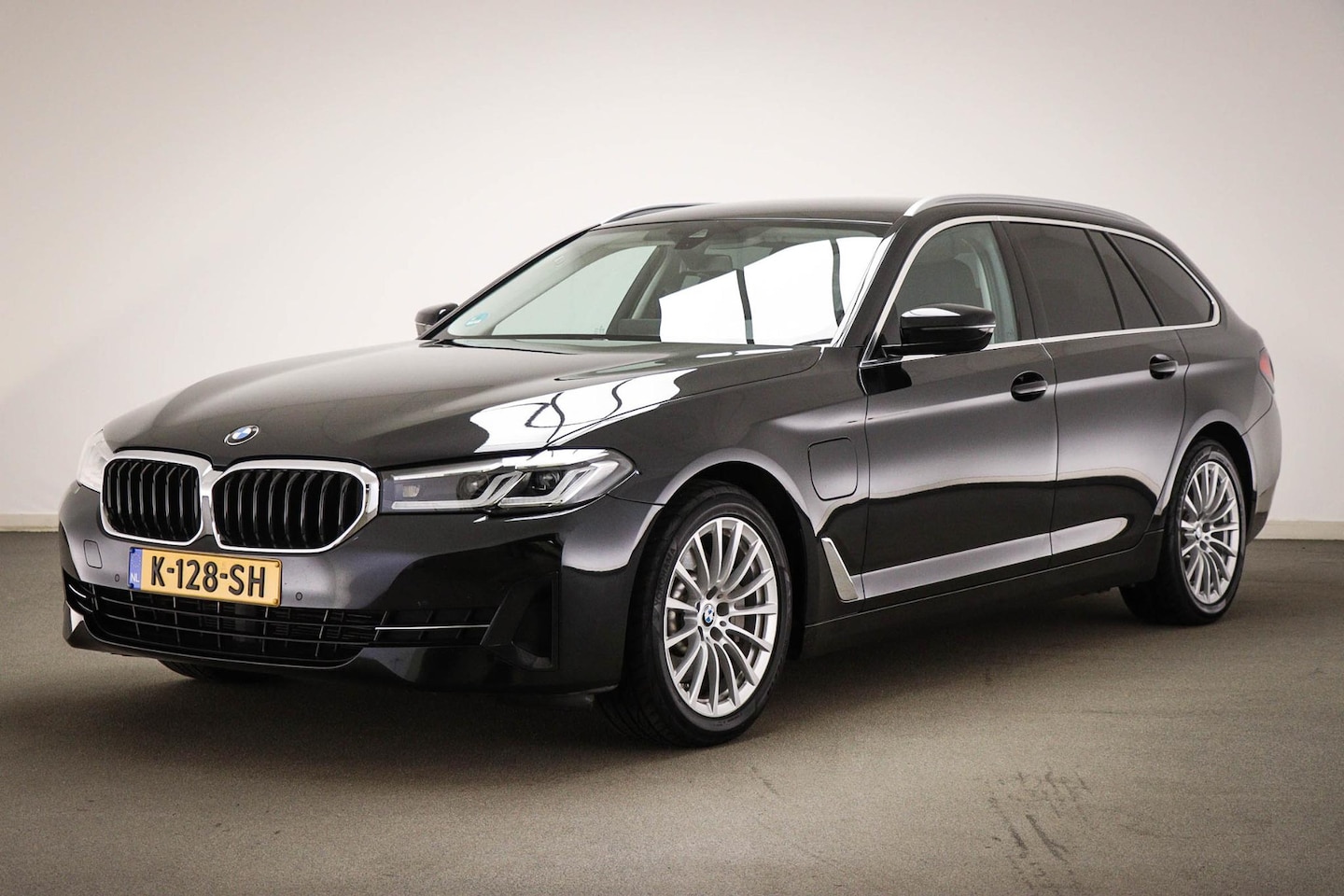 BMW 5-serie Touring - 530e Executive | COMFORT / LUXURY- PACK | STOELVERWARMING | DAB | APPLE | 18" - AutoWereld.nl