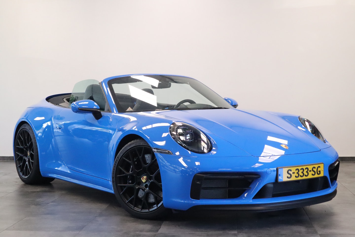 Porsche 911 Cabrio - 3.0 Carrera 4 GTS Sport Chrono X- Sight NL Auto 480PK! Shark blue Dealer onderhouden - AutoWereld.nl