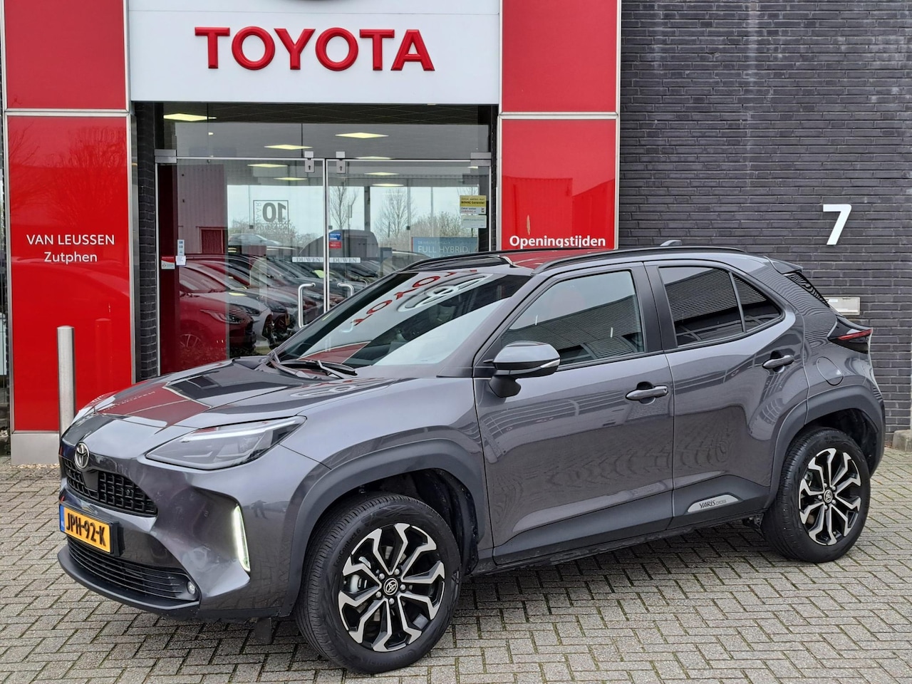 Toyota Yaris Cross - 1.5 Hybrid 115 First Edition PDC BLIND SPOT STUUR- EN STOELVERWARMING - AutoWereld.nl