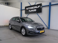 Skoda Octavia Combi - 1.0 e-TSI Ambition Automaat - N.A.P. Airco, Cruise, PDC, Navi, Virtual display, Trekhaak