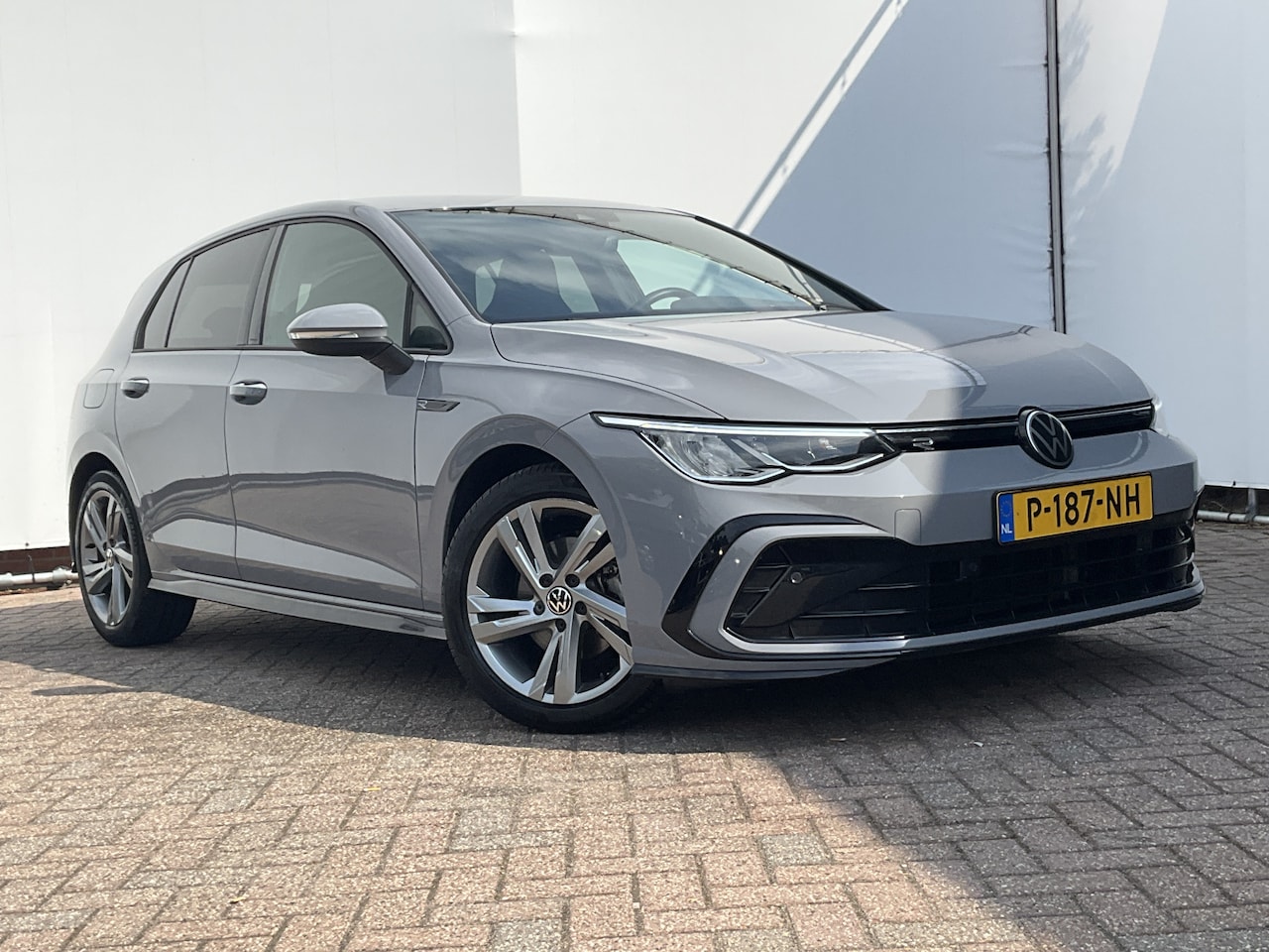 Volkswagen Golf - 1.5 eTSI R-Line Business+ Automaat Sfeerverl Stoel/Stuurverw Adap.Cruise Uitstraling! - AutoWereld.nl