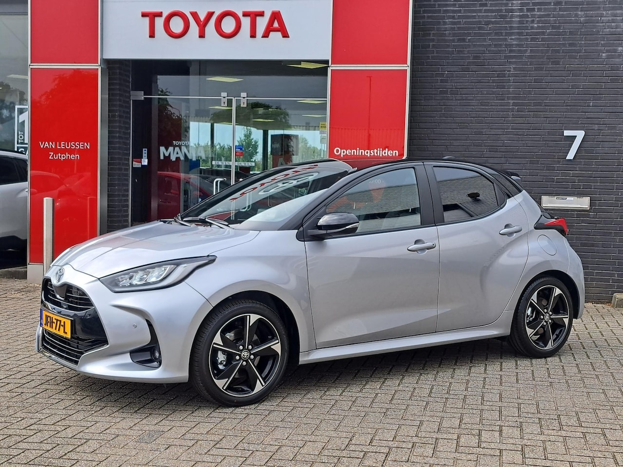Toyota Yaris - 1.5 Hybrid 130 Executive PREMIUM PACK JBL PANODAK HEAD UP BI-TONE DUBBELE BODEM - AutoWereld.nl