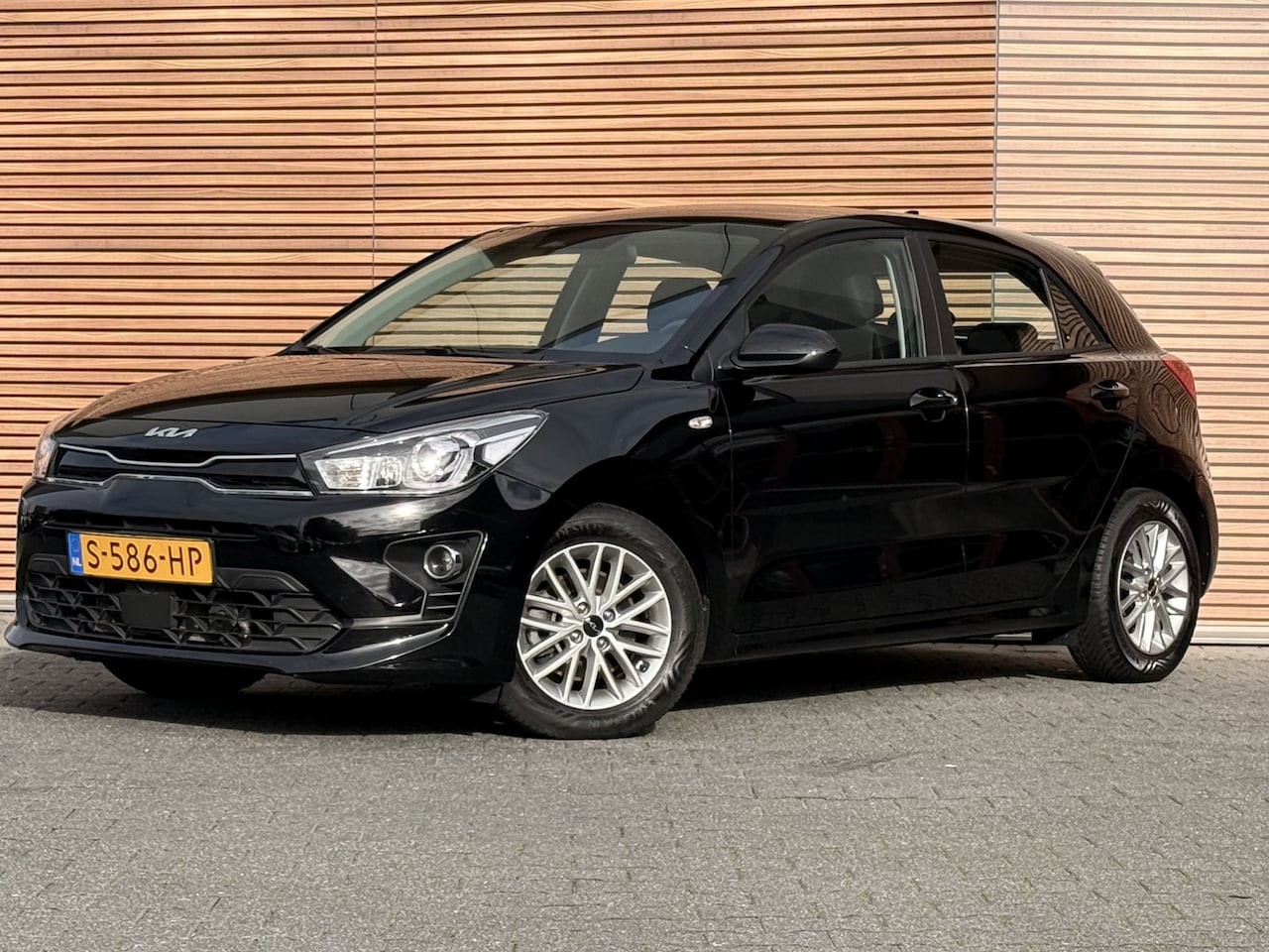 Kia Rio - 1.0 T-GDi MHEV DynamicLine Navigatie / Camera / Cruise / Carplay / All Season banden - AutoWereld.nl