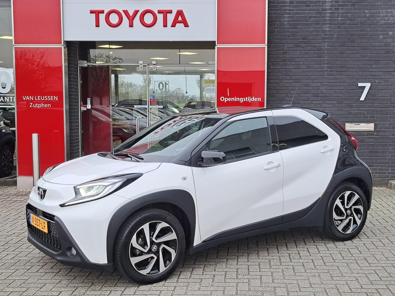 Toyota Aygo X - PULSE AUTOMAAT CAMERA AD-CRUISE BI-TONE APPLE/ANDROID LED PRIVACY-GLASS 17"LM-VELGEN - AutoWereld.nl