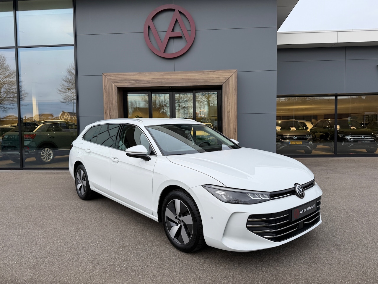 Volkswagen Passat Variant - 1.5 eHybrid Business | Dode hoek | Camera | Trekhaak | Head-up | Rijklaar incl. 1 jaar Bov - AutoWereld.nl