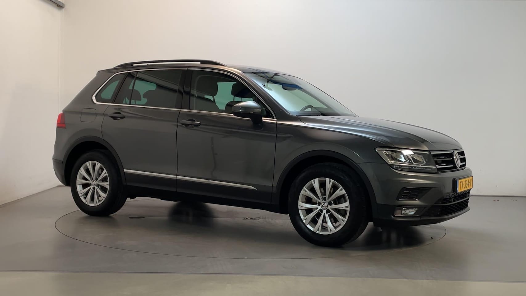 Volkswagen Tiguan - 1.4 TSI Comfortline Navigatie Parkeersensoren DAB+ App-Connect - AutoWereld.nl