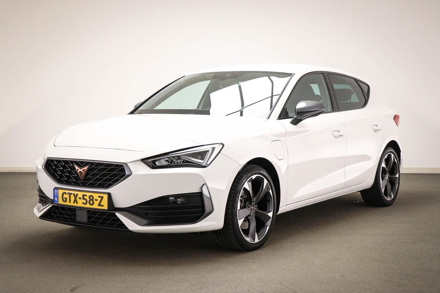 CUPRA Leon - 1.4 e-Hybrid VZ 245 | STUURVERWARMING | LED | DAB | APPLE | SFEERVERLICHTING - AutoWereld.nl