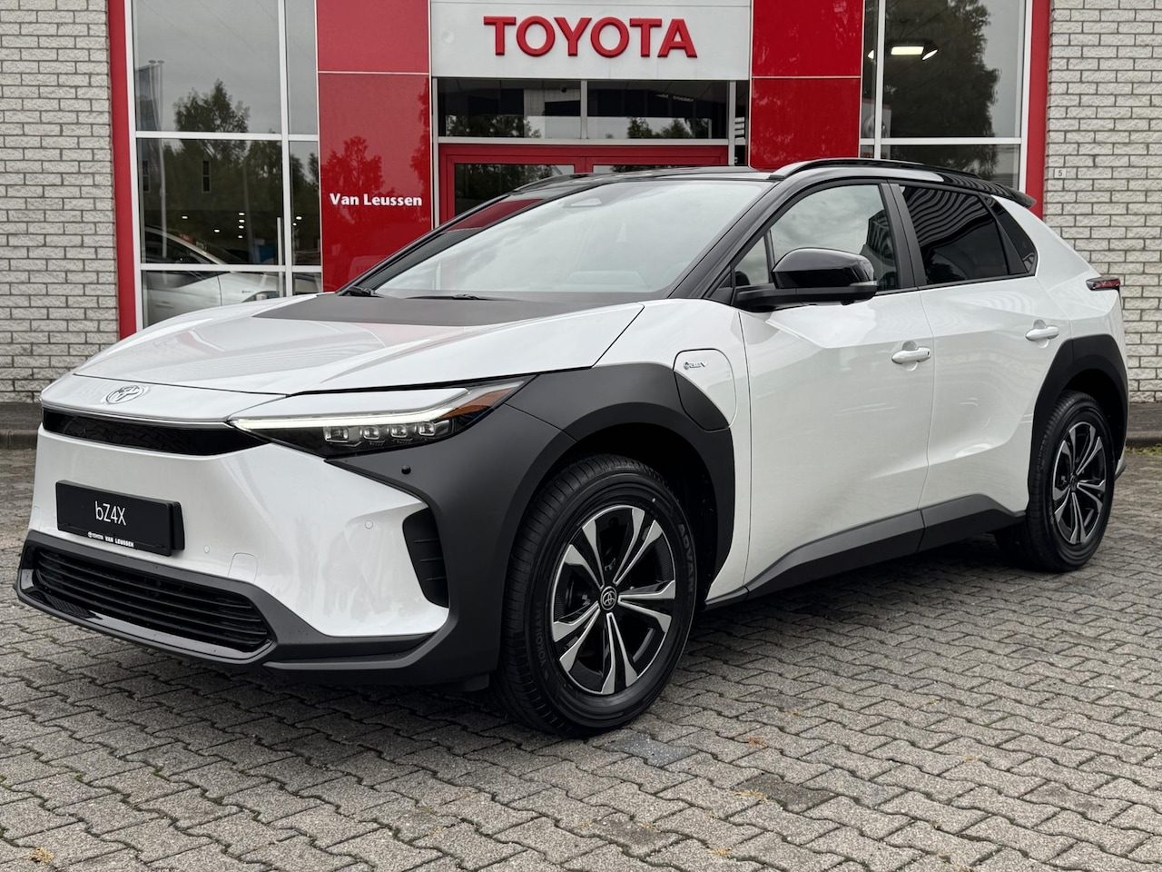 Toyota bZ4X - DYNAMIC 71 KWH BI-TONE NIEUW & DIRECT LEVERBAAR!!! PANO-DAK PARK-SENSOREN BLIND-SPOT 360° - AutoWereld.nl