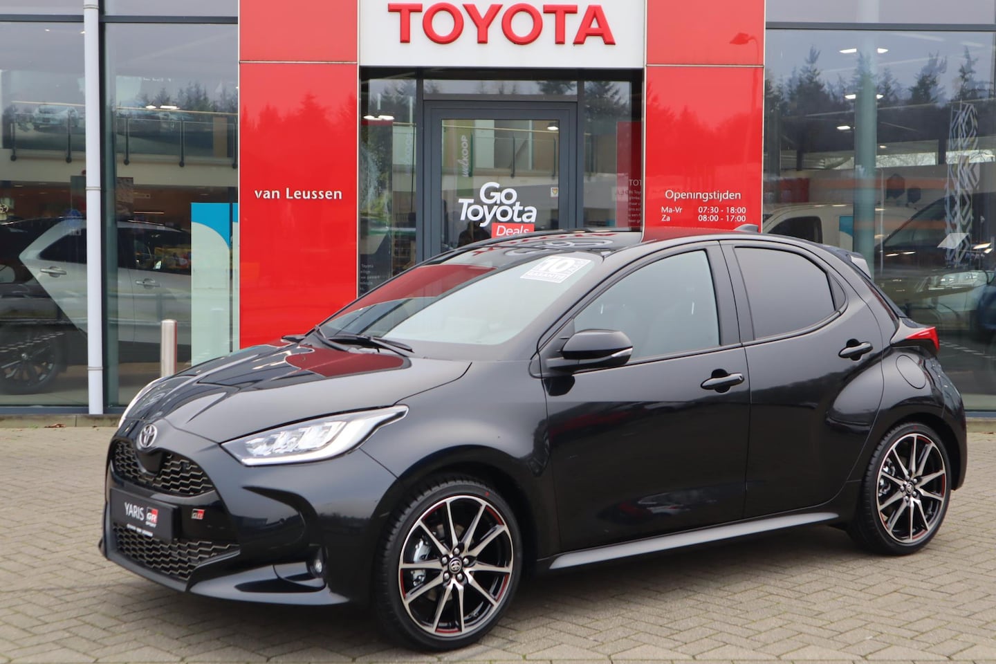 Toyota Yaris - 1.5 HYBRID 130 GR-SPORT NIEUW! PANODAK JBL-AUDIO STOEL+STUURVERW. BLIND-SPOT KEYLESS APPLE - AutoWereld.nl