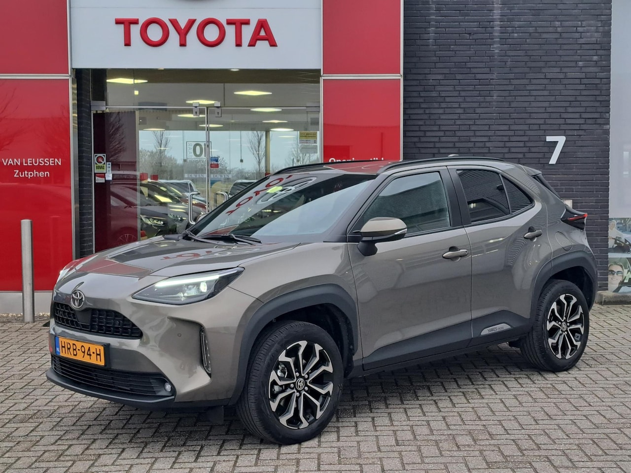 Toyota Yaris Cross - 1.5 Hybrid 115 First Edition Comfort Pack STOEL- STUUR- EN VOORRUITVERWARMING ELEK. INKLAP - AutoWereld.nl