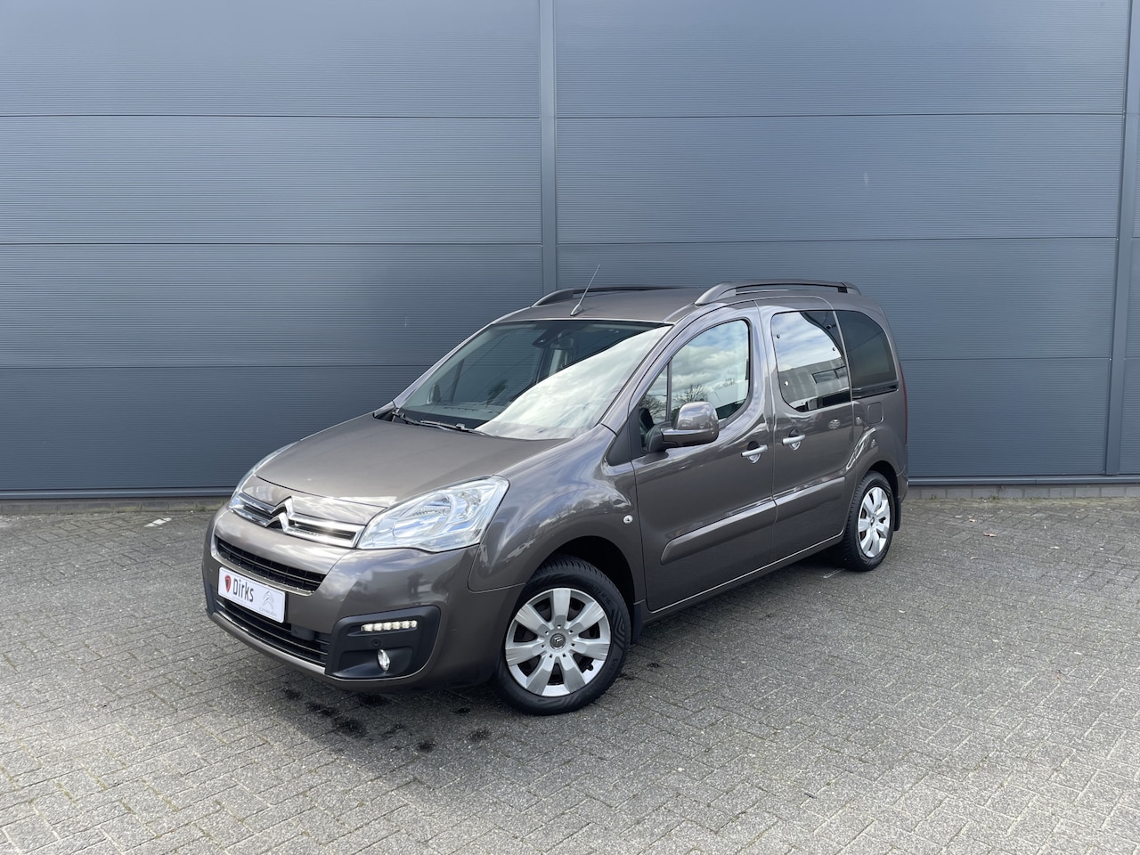 Citroën Berlingo - 110pk Feel (Trekhaak - Camera - Navigatie - Airco - Parkeersensoren V+A - Apple Carplay) - AutoWereld.nl