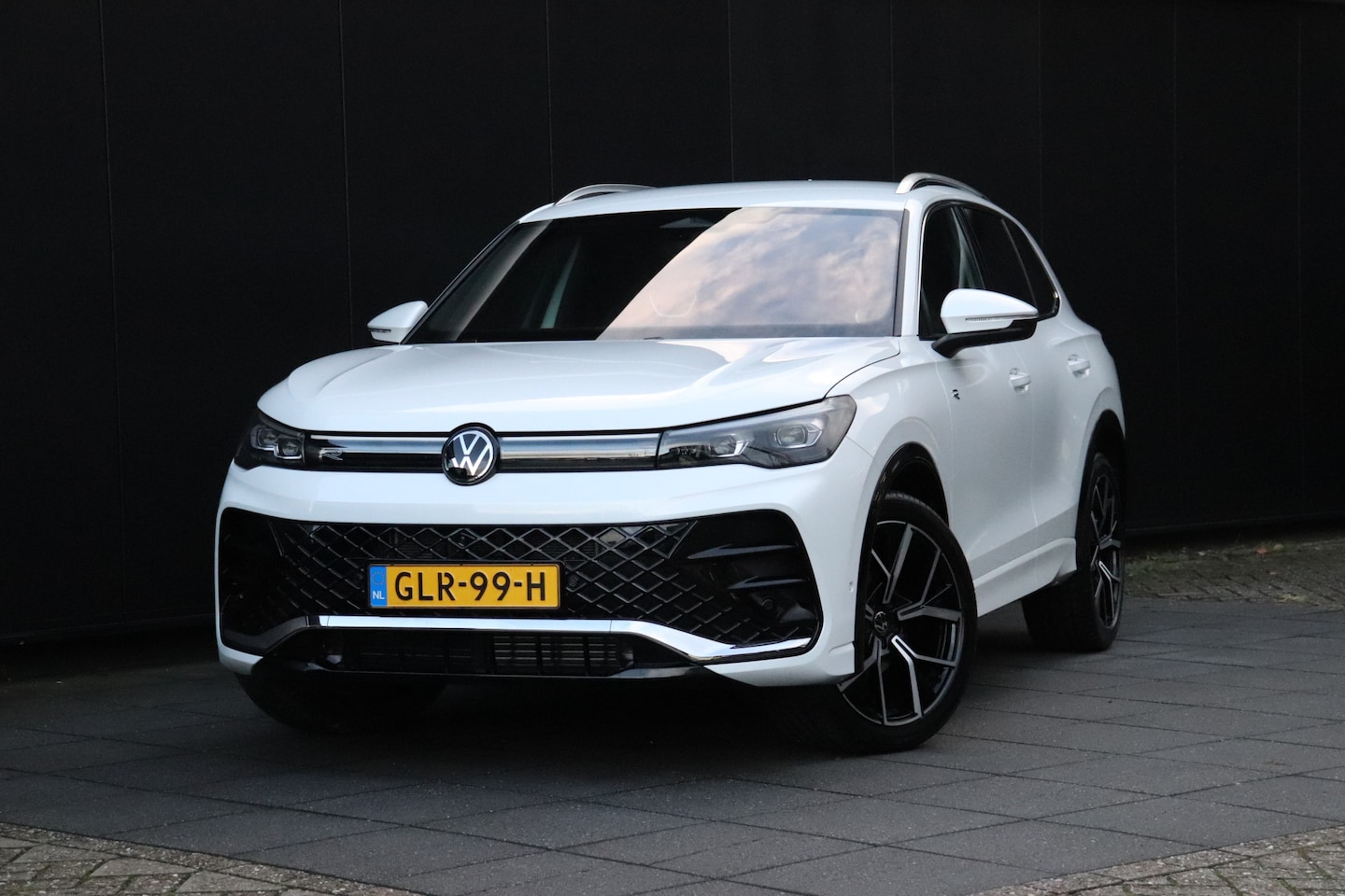 Volkswagen Tiguan - 1.5 eTSI R-Line Business | MASSAGE | STOEL/STUURVERW. | 360° CAMERA | CRUISE | NAVI | - AutoWereld.nl