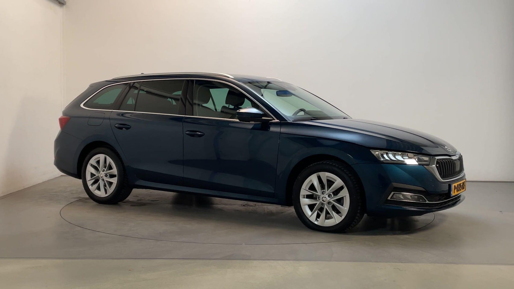 Skoda Octavia Combi - 1.0 e-TSI DSG Business Edition Plus Camera Stoelverwarming Navigatie Sfeerverlichting - AutoWereld.nl