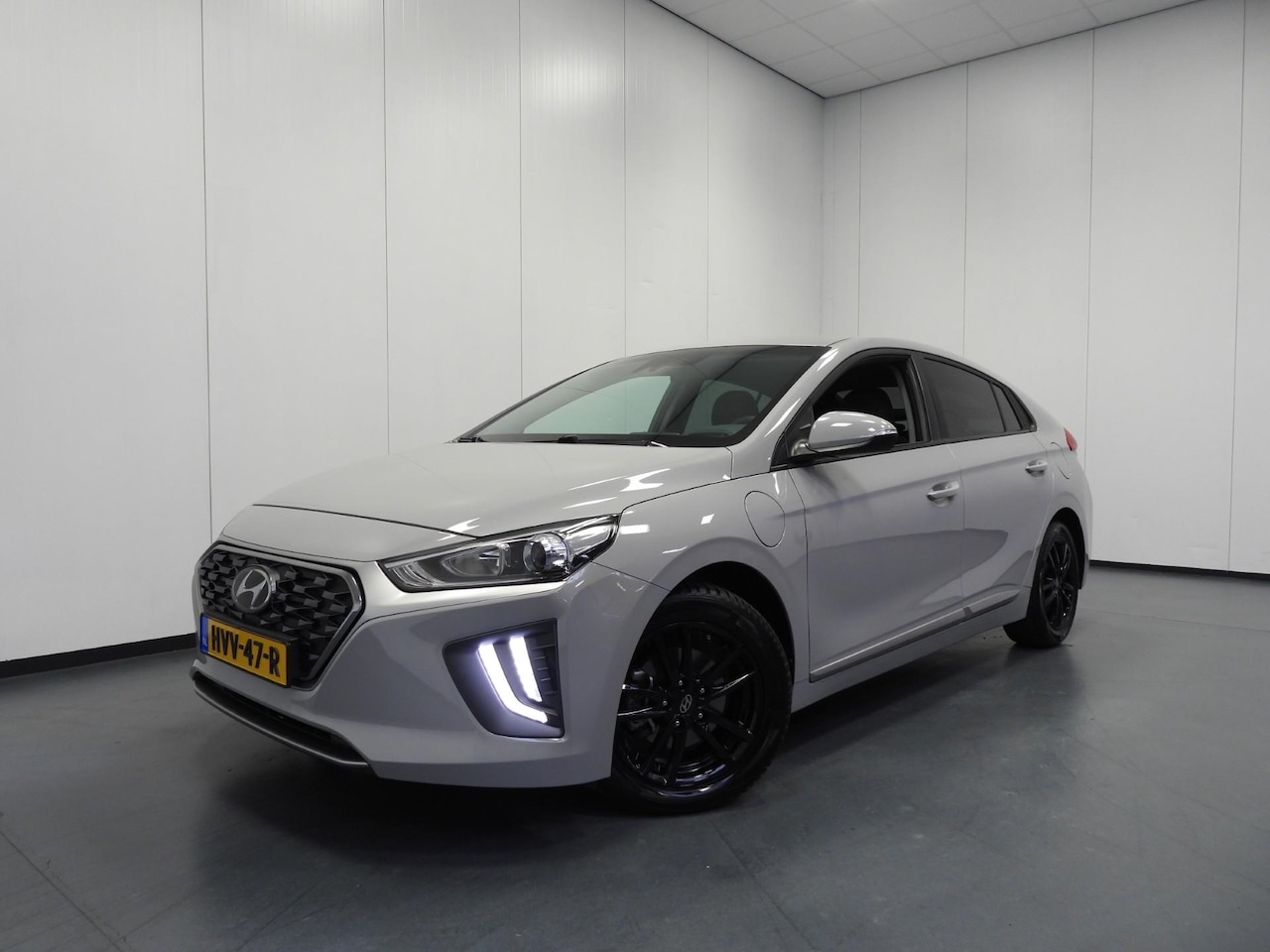Hyundai IONIQ - 1.6 GDi PHEV Plug-In i-Motion NAVI-APP/CAMERA/CLIMA/16"LMV! - AutoWereld.nl