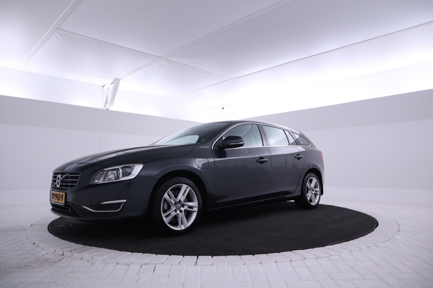 Volvo V60 - 2.4 D6 Twin Engine R-Design Leer, Memory, Navigatie, Climate, - AutoWereld.nl