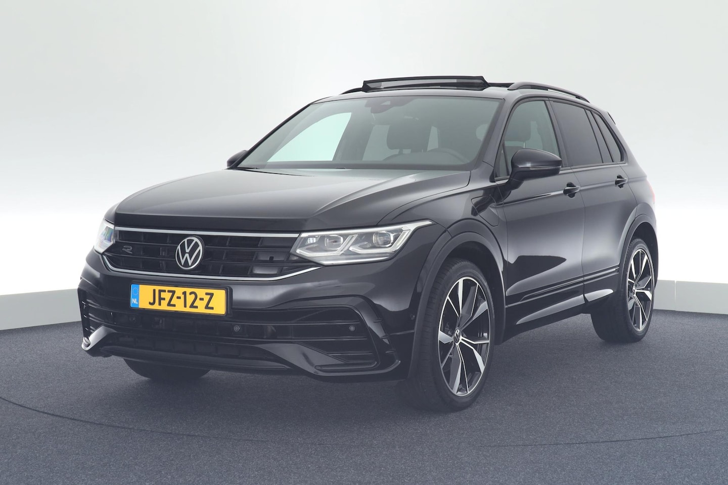 Volkswagen Tiguan - 1.4 TSI 245pk eHybrid R-Line Business+ Black Style Panoramadak Trekhaak Stoelverwarming - AutoWereld.nl