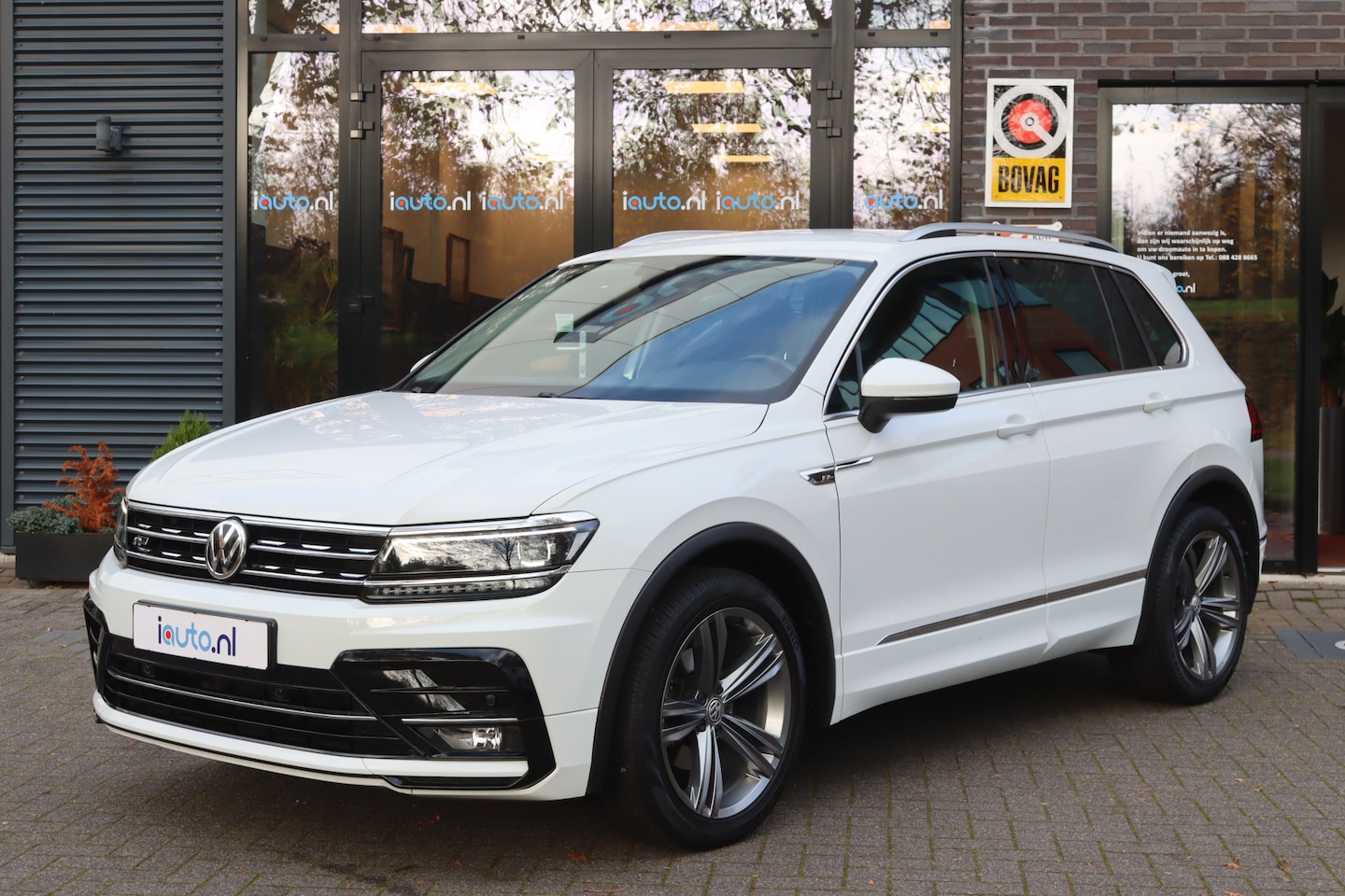 Volkswagen Tiguan - 1.4 TSI ACT 150pk DSG R-Line LED Plus/Virtual Cockpit/Navi/Keyless/Elek. klep/19"/Trekhaak - AutoWereld.nl