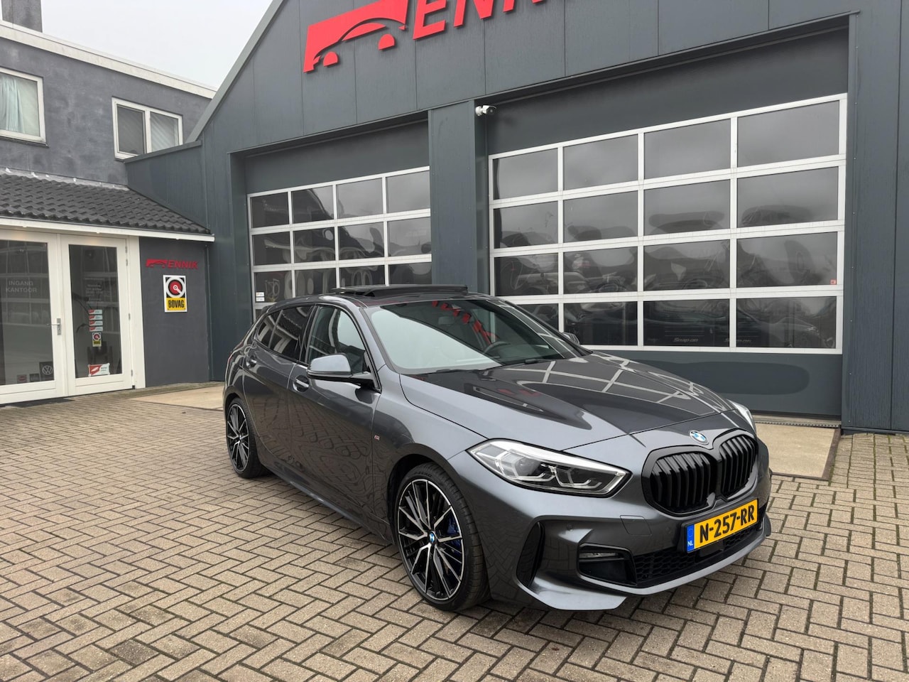 BMW 1-serie - 120i Business Edition Plus M-Sport / Pano / M -Sportzetels / Camera . - AutoWereld.nl