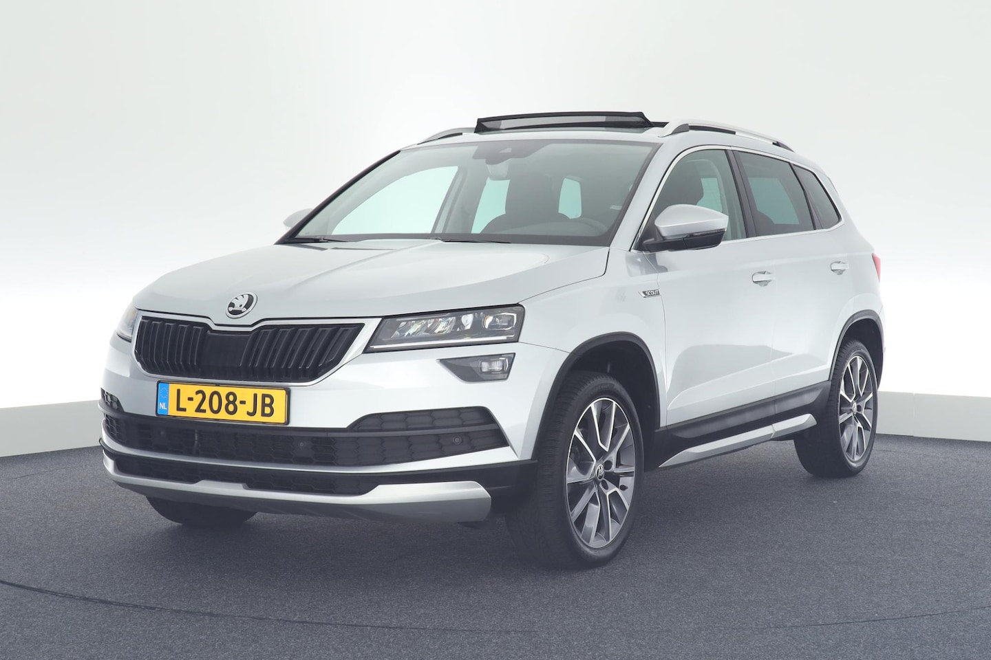 Skoda Karoq - 1.5 TSI 150pk DSG ACT Scout Camera Keyless Stoelverwarming Virtual Cockpit Panoramadak Nav - AutoWereld.nl