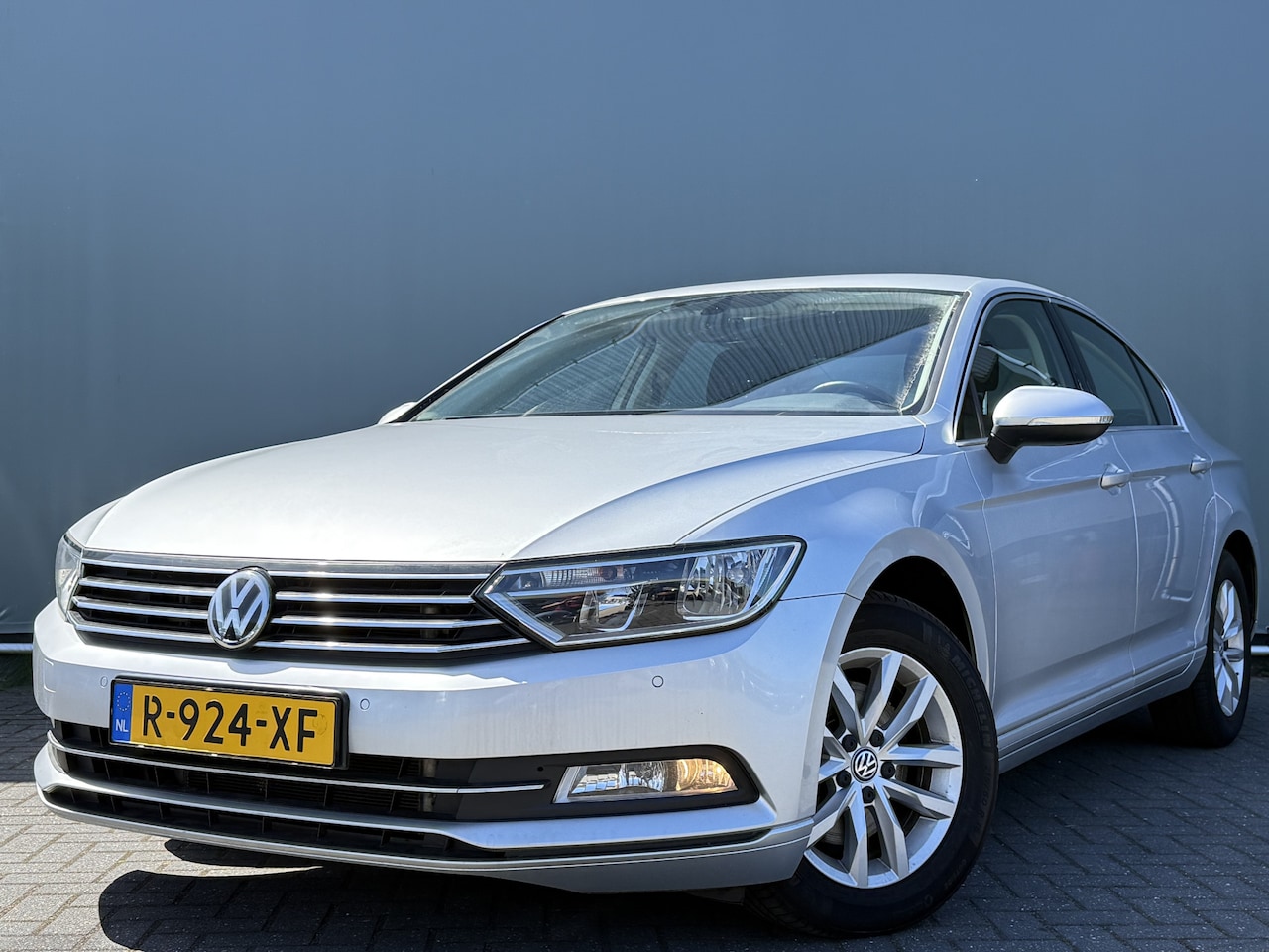 Volkswagen Passat - BWJ 2017 1.8 180 PK TSI Highline Business Edition / AUTOMAAT TREKHAAK | STOELVERW. | STUUR - AutoWereld.nl