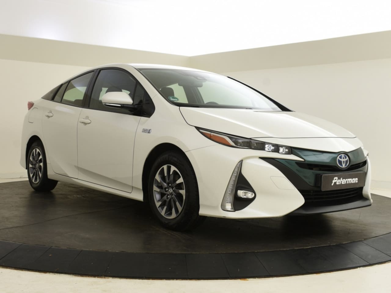 Toyota Prius - 1.8 Plug-in Hybride Dynamic | Head Up | Navigatie - AutoWereld.nl