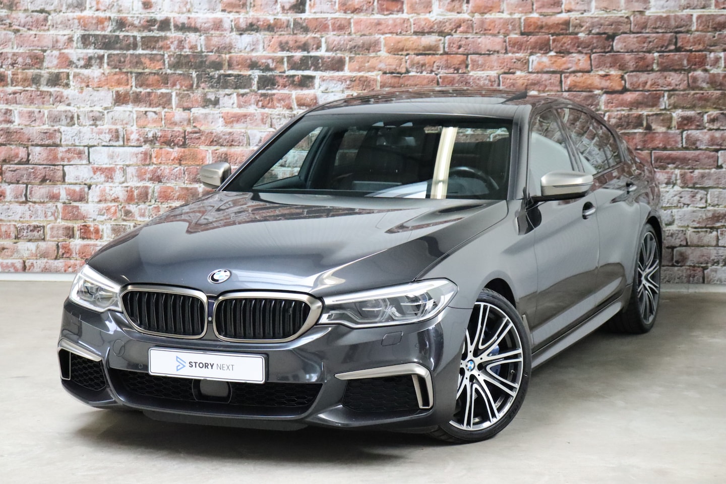 BMW 5-serie - Sedan M550i xDrive High Executive M Sport Pakket Automaat / Night Vision / Trekhaak / Schu - AutoWereld.nl