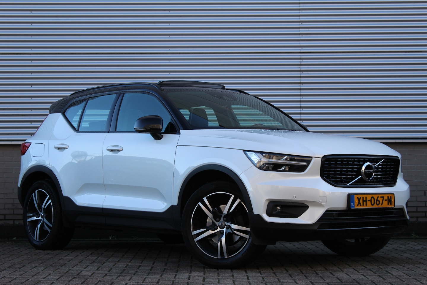 Volvo XC40 - 2.0 T4 R-Design | Panoramadak | NL Auto | Dealeronderhouden | Camera - AutoWereld.nl